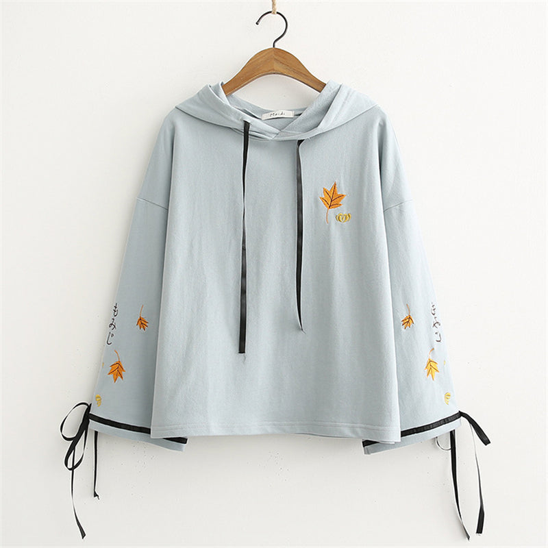 LACE-UP MAPLE LEAF EMBROIDERED HOODIE UB2678