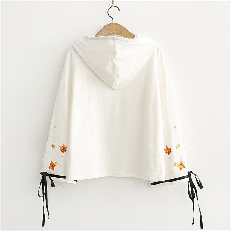 LACE-UP MAPLE LEAF EMBROIDERED HOODIE UB2678