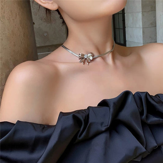 SIMPLE SILVER BOW NECKLACE UB2741